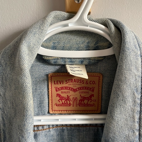 Levi’s Fitted Jean Jacket - Picture 6 of 9